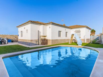 Piscina de Casa o xalet en venda en Chiclana de la Frontera amb Calefacció, Jardí privat i Parquet