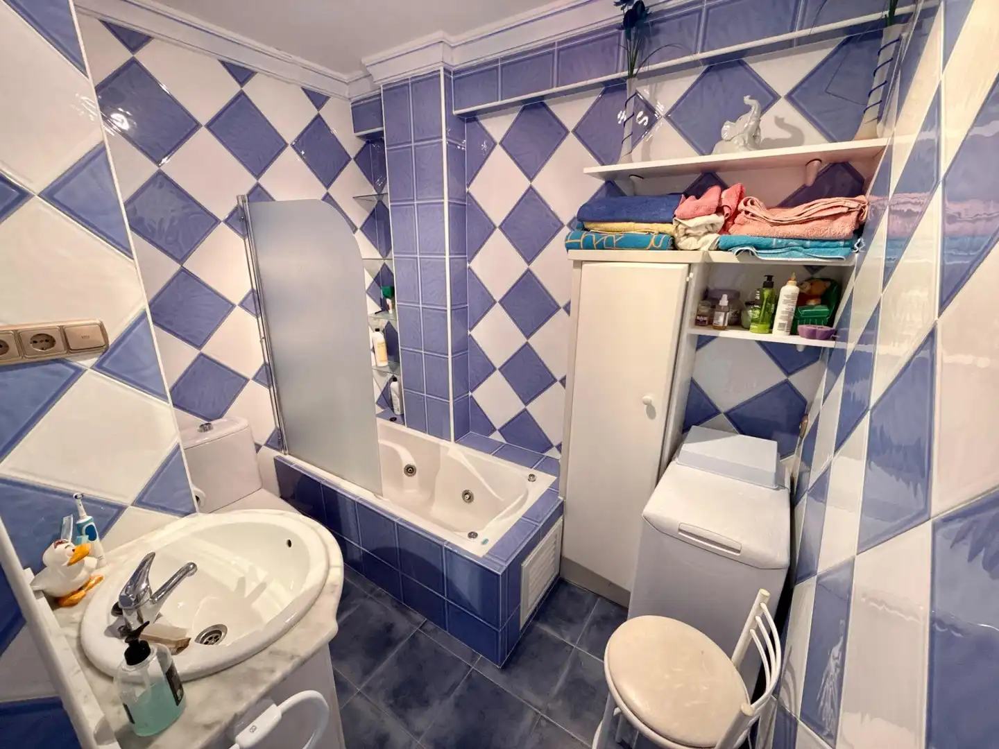 Baño de Apartamento en venta en Torremolinos con Terraza, Amueblado y Piscina comunitaria
