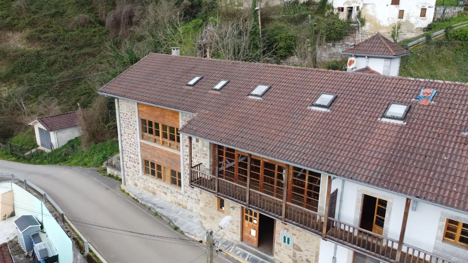 Vista exterior de Finca rústica en venda en Lena amb Jardí privat, Traster i Balcó