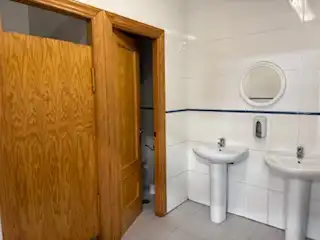 Badezimmer von Fabrikhallen zur Miete in Oviedo  mit Alarm