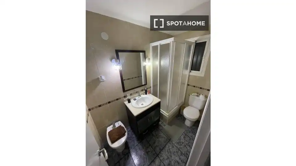Bathroom of Flat for share in Cornellà de Llobregat  with Air Conditioner, Terrace and Furnished