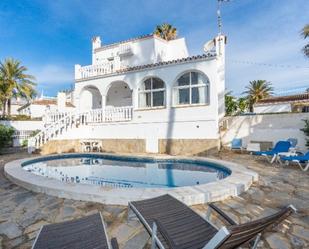 Vista exterior de Casa o xalet en venda en Marbella amb Aire condicionat, Terrassa i Piscina