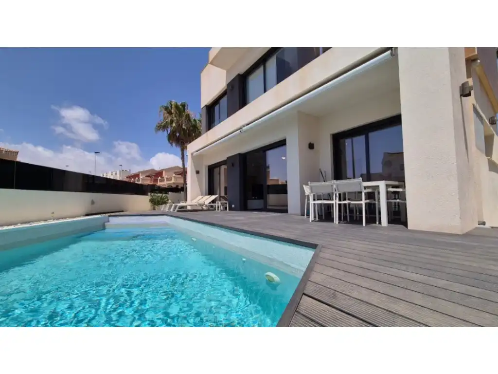 Casa amb jardí en venda a Calle Gabriela Mistral