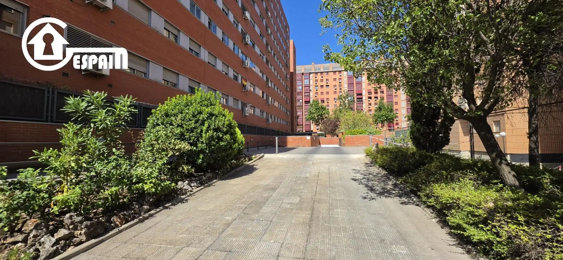 Außenansicht von Wohnung zum Verkauf in Madrid mit Klimaanlage, Heizung und Privatgarten