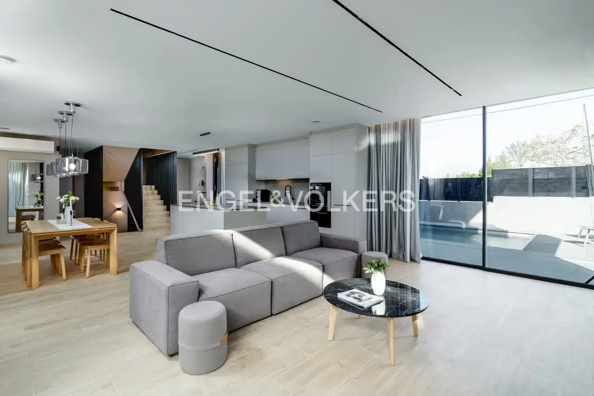 Living room of Houses for sale in L'Alfàs del Pi  with Air Conditioner, Private garden and Swimming Pool