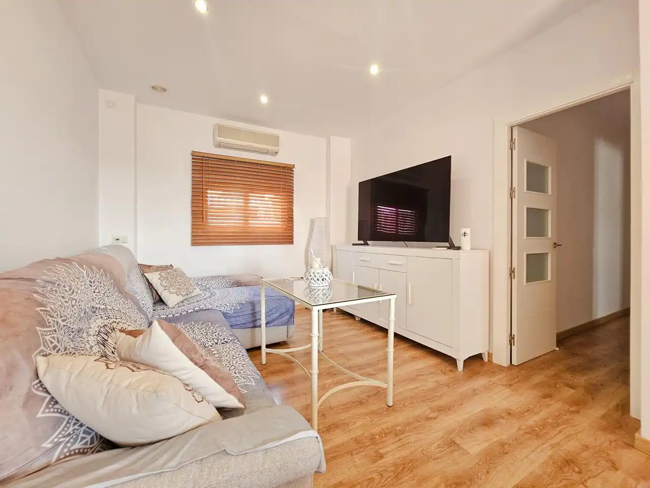 Sala d'estar de Pis de lloguer en Alcalá de Guadaira amb Aire condicionat, Terrassa i Moblat