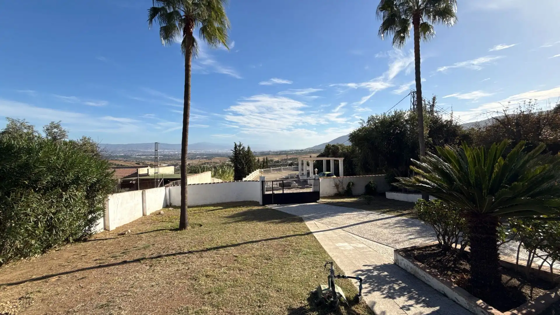 Vista exterior de Finca rústica en venda en Alhaurín de la Torre amb Aire condicionat, Traster i Piscina