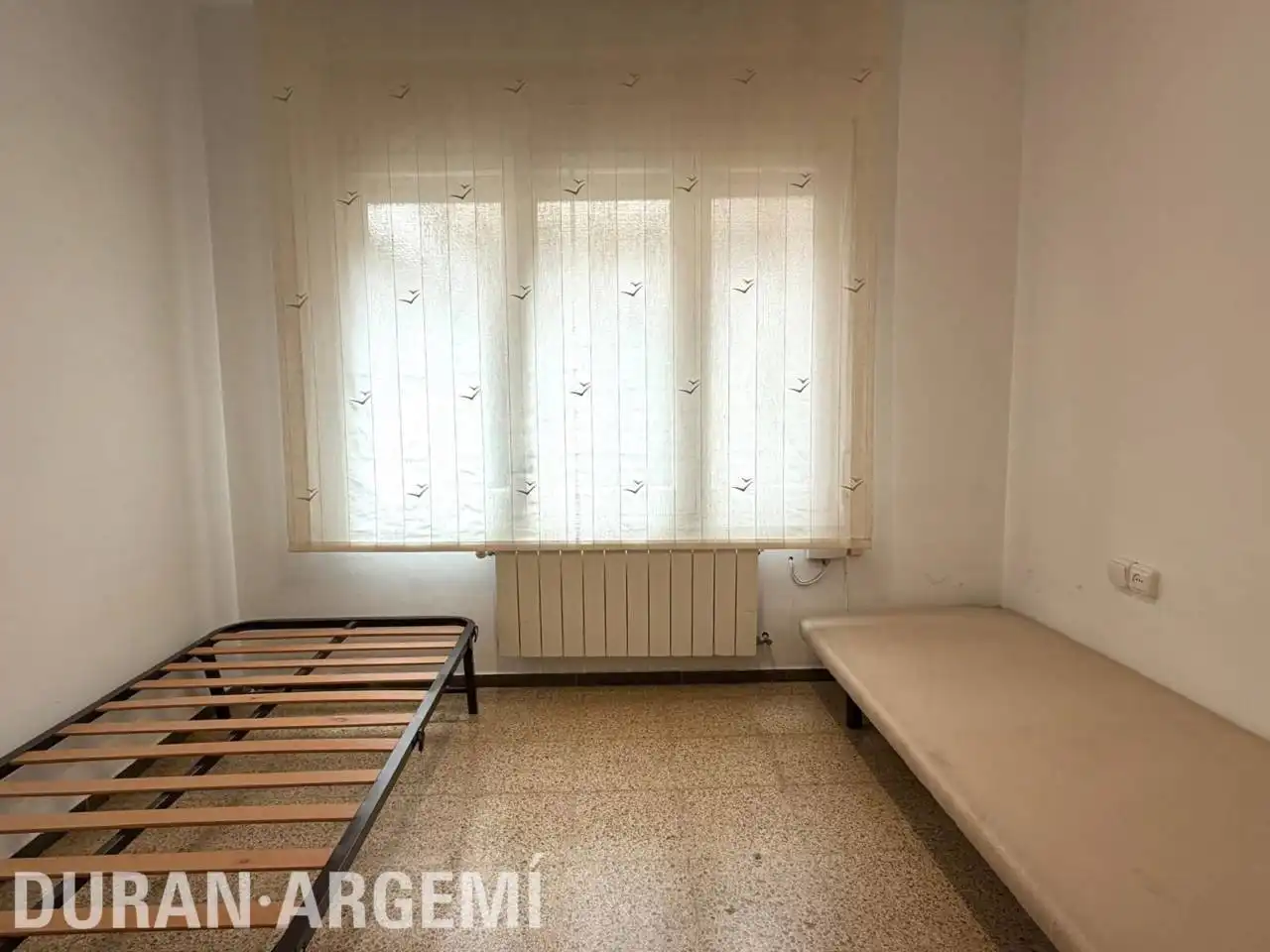Schlafzimmer von Dachboden zum Verkauf in Terrassa mit Möbliert und Balkon