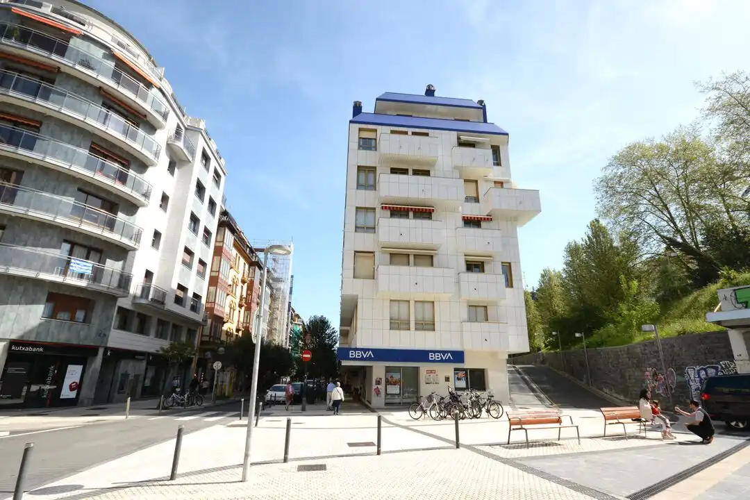Vista exterior de Pis en venda en Donostia - San Sebastián  amb Calefacció, Traster i Balcó