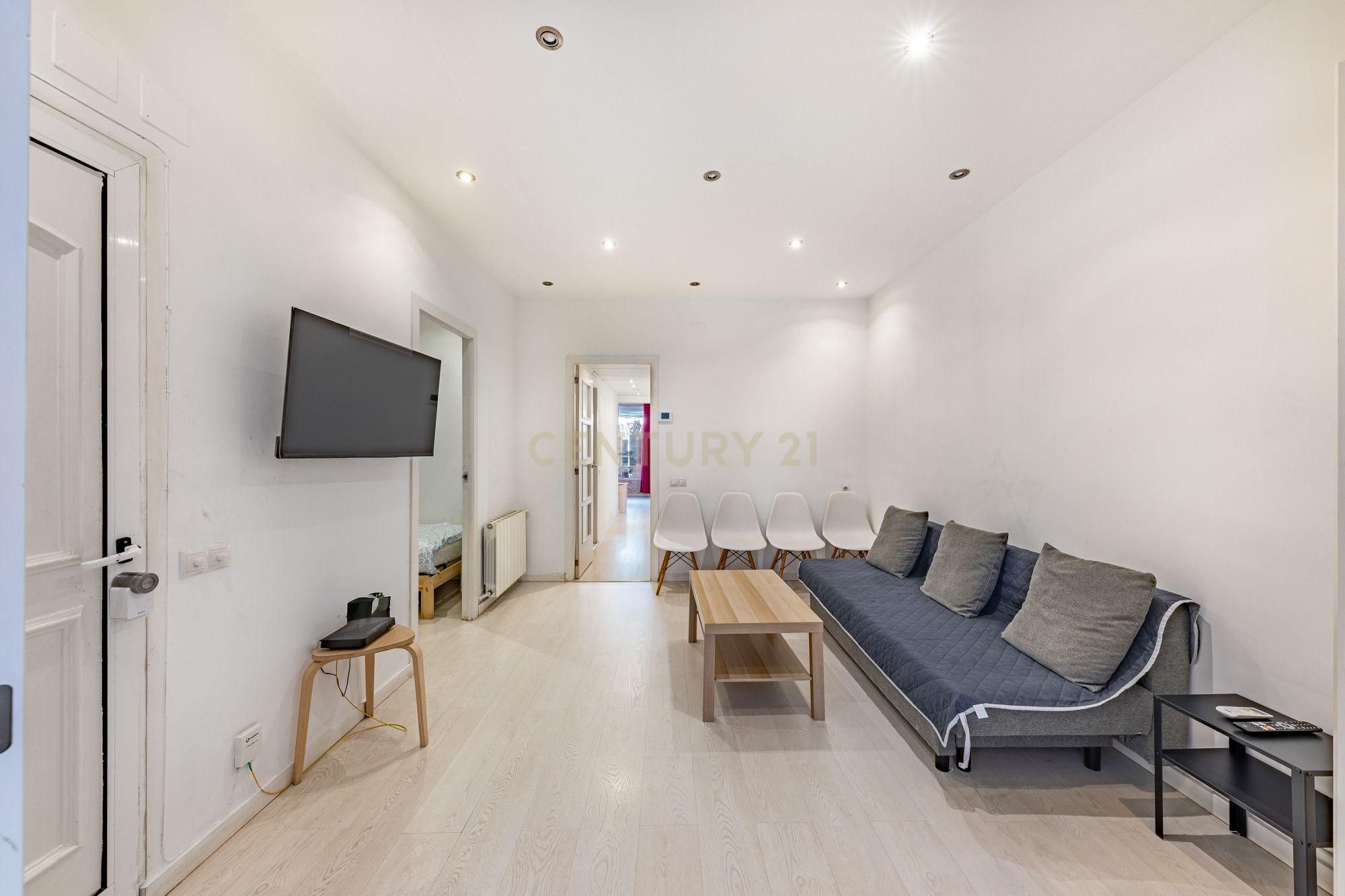 Living room of Flat for sale in Santa Coloma de Gramenet  with Air Conditioner, Oven and Washing machine