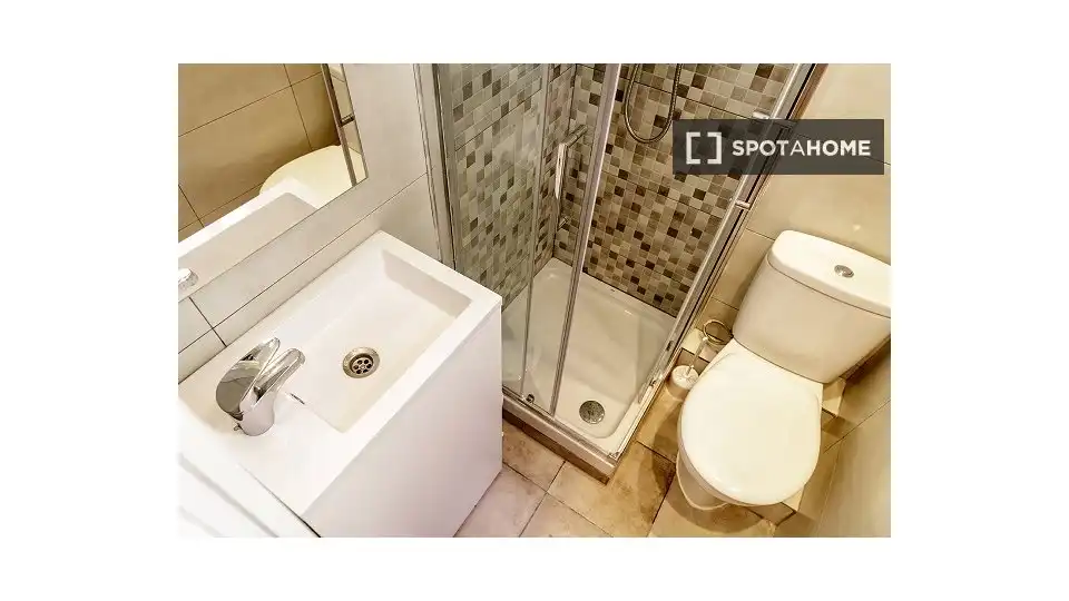 Baño de Piso de alquiler en Barcelona con Aire acondicionado, Calefacción y Amueblado
