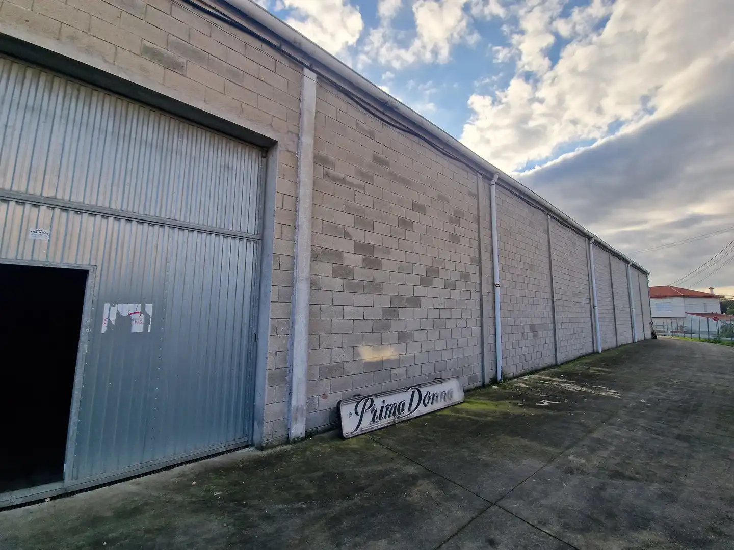 Außenansicht von Fabrikhallen zum Verkauf in Narón
