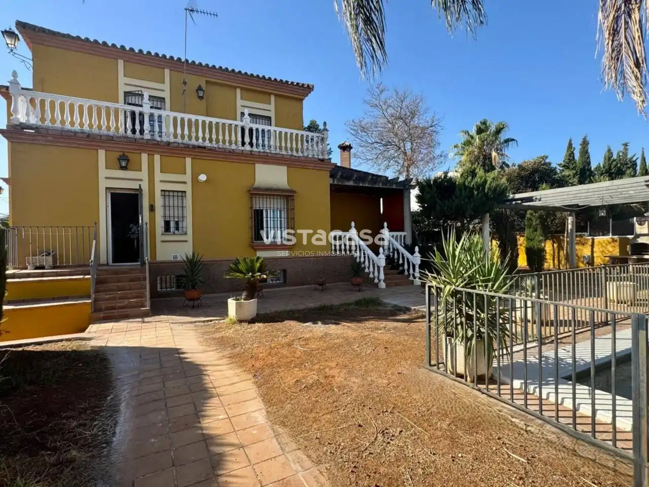 Vista exterior de Casa o xalet en venda en Mairena del Alcor amb Aire condicionat, Calefacció i Jardí privat
