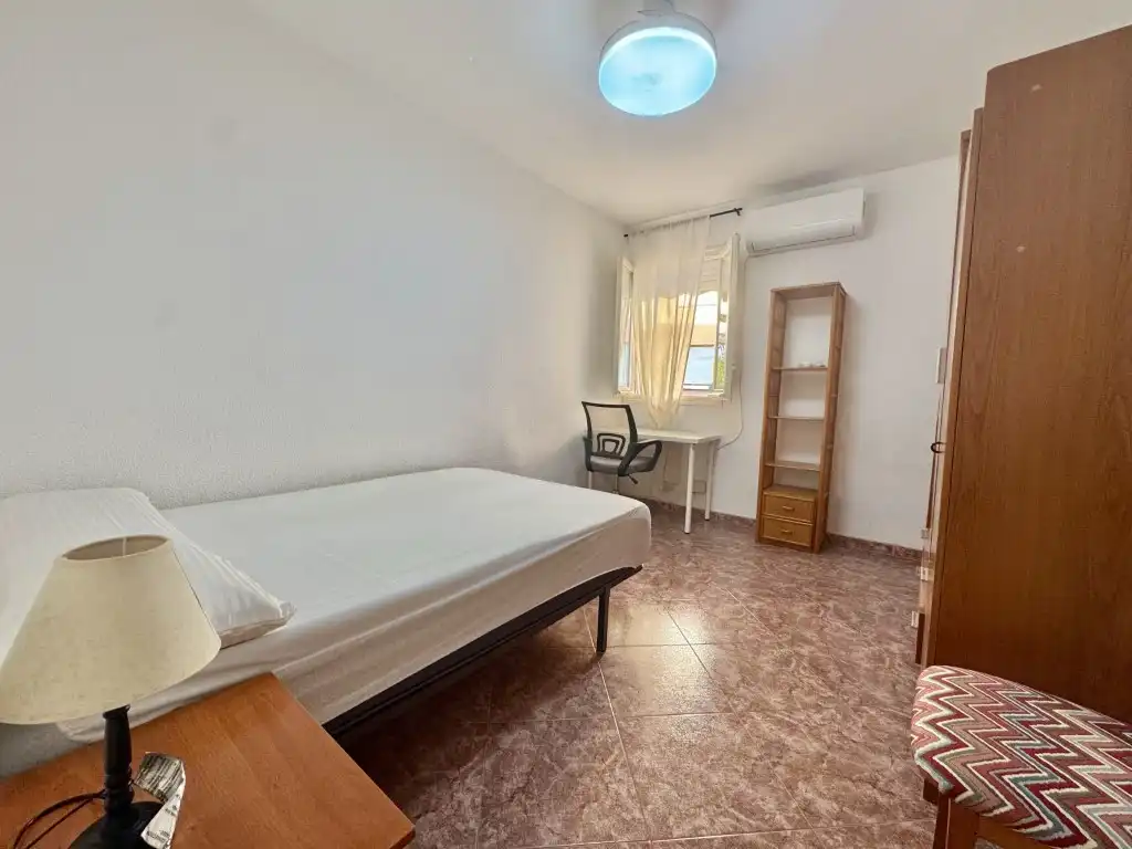 Bedroom of Flat for share in Córdoba