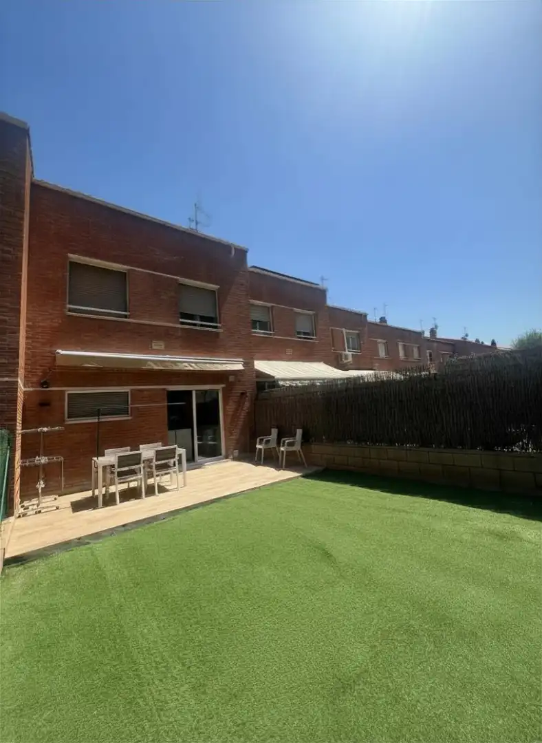 Terrasse von Einfamilien-Reihenhaus zum Verkauf in Castellbisbal mit Heizung, Privatgarten und Parkett