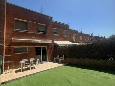 Adossat amb balcó en venda a Castellbisbal