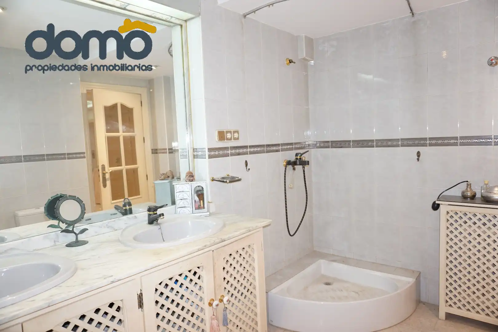 Bathroom of Attic for sale in Granada  with Heating, Terrace and Furnished