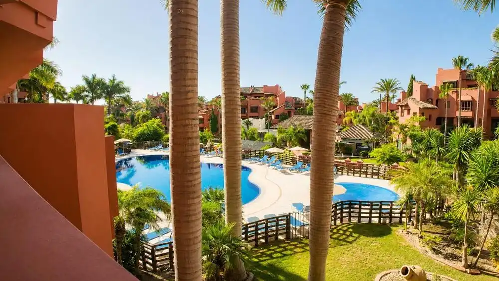Vista exterior de Apartament de lloguer en Estepona amb Aire condicionat, Terrassa i Traster