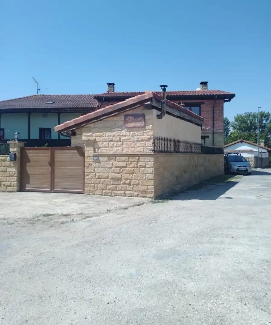 Außenansicht von Haus oder Chalet zum Verkauf in Medina de Pomar mit Heizung und Privatgarten