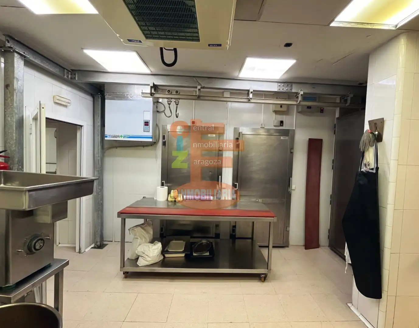 Cuina de Local en venda en Zaragoza amb Aire condicionat i Moblat