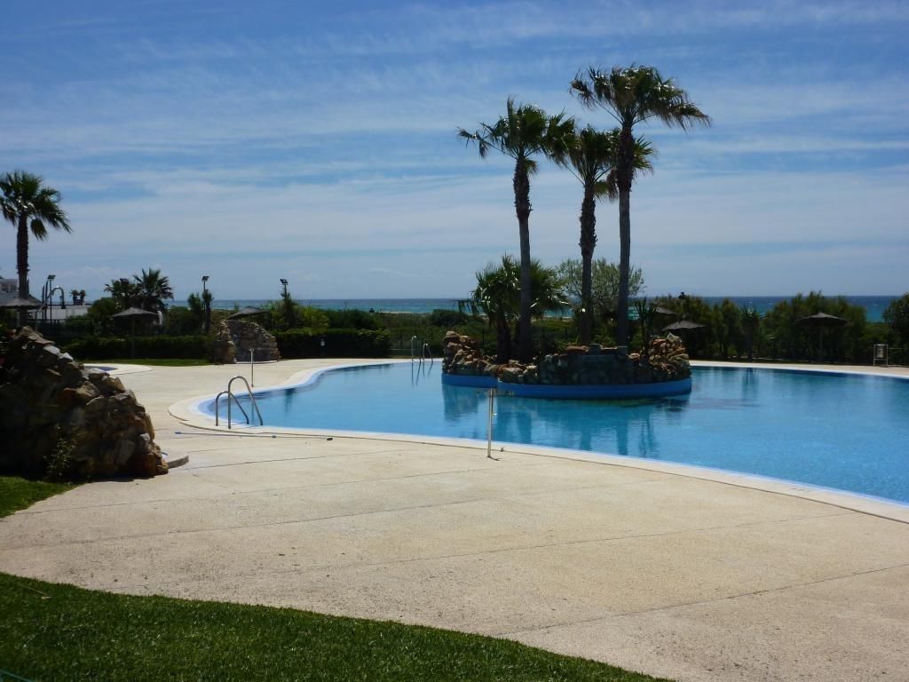Piscina de Apartament en venda en Zahara de los Atunes amb Aire condicionat, Jardí privat i Terrassa