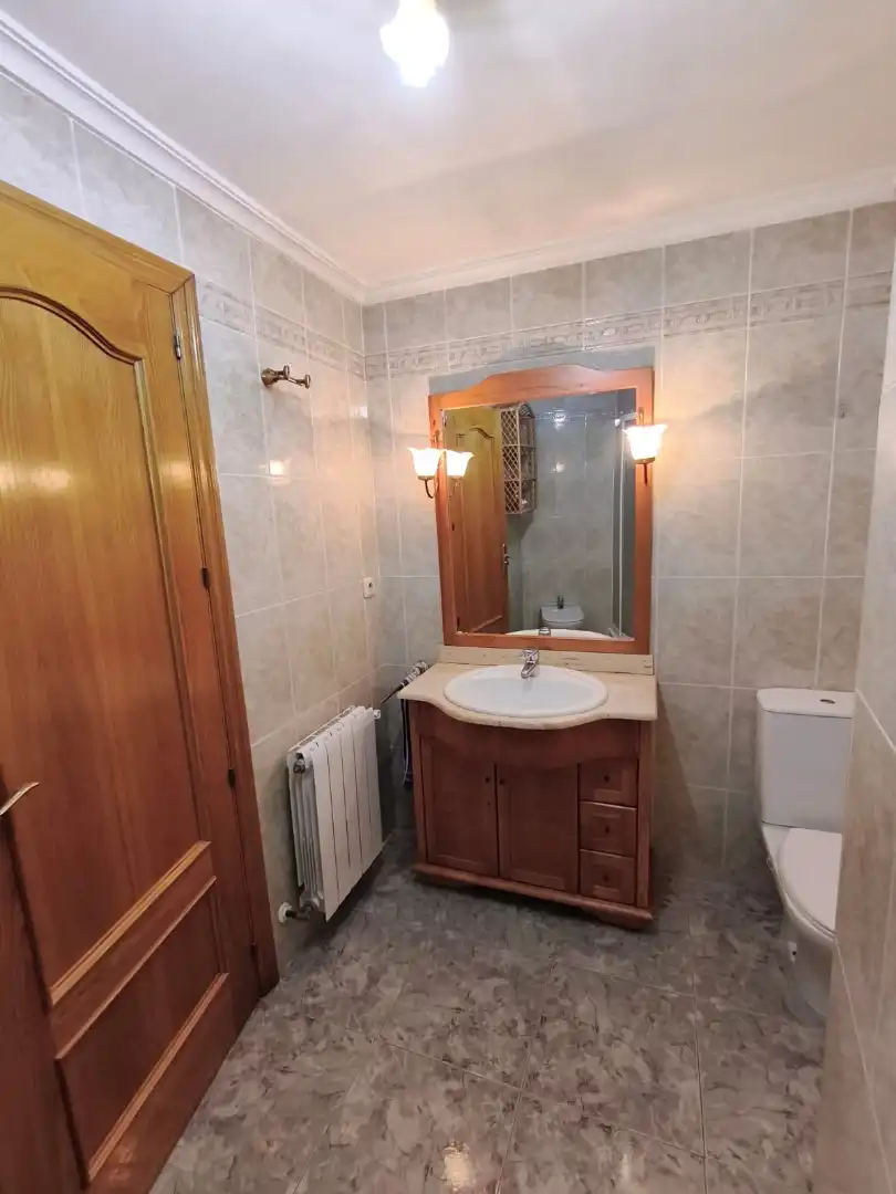Badezimmer von Wohnung zur Miete in Albacete mit Klimaanlage, Heizung und Möbliert