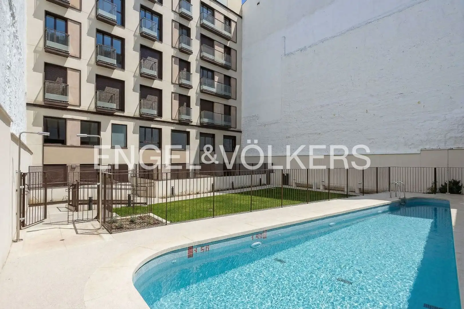 Piscina de Piso de alquiler en Madrid con Aire acondicionado, Calefacción y Jardín privado