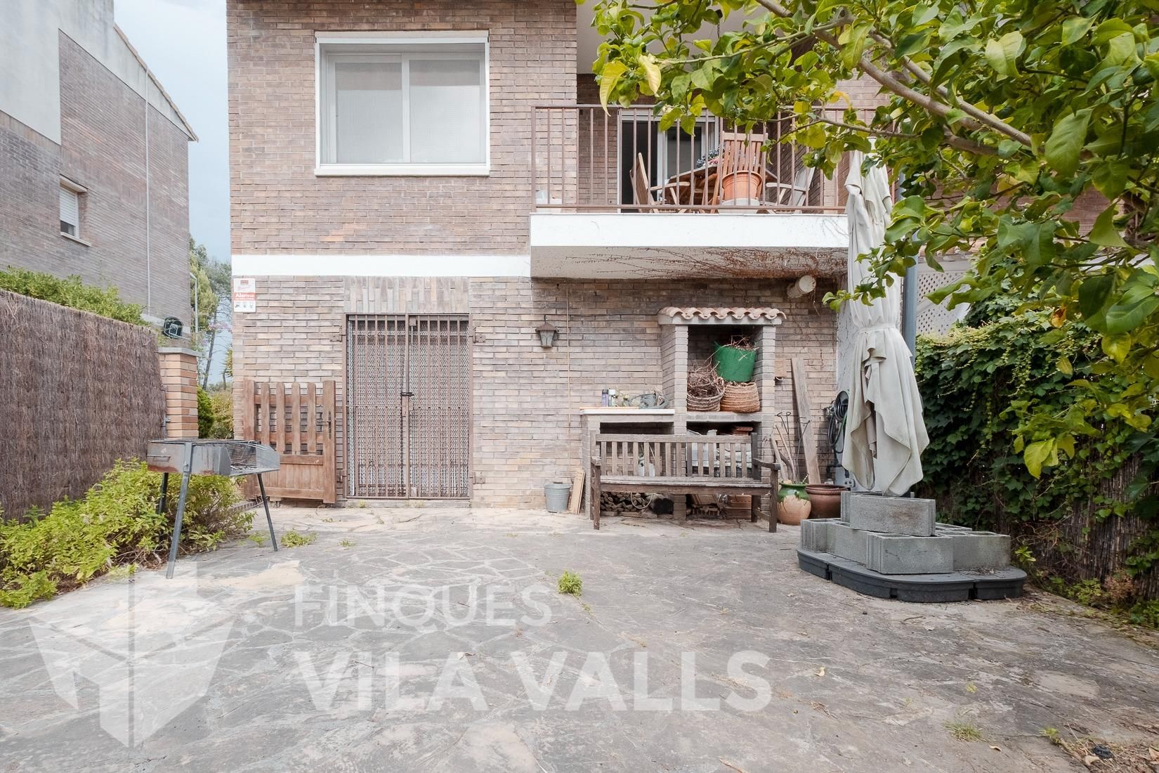 Vista exterior de Casa adosada en venda en Caldes de Montbui amb Aire condicionat, Calefacció i Jardí privat