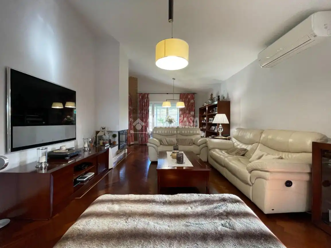 Sala d'estar de Casa adosada en venda en Arroyomolinos (Madrid) amb Aire condicionat i Calefacció