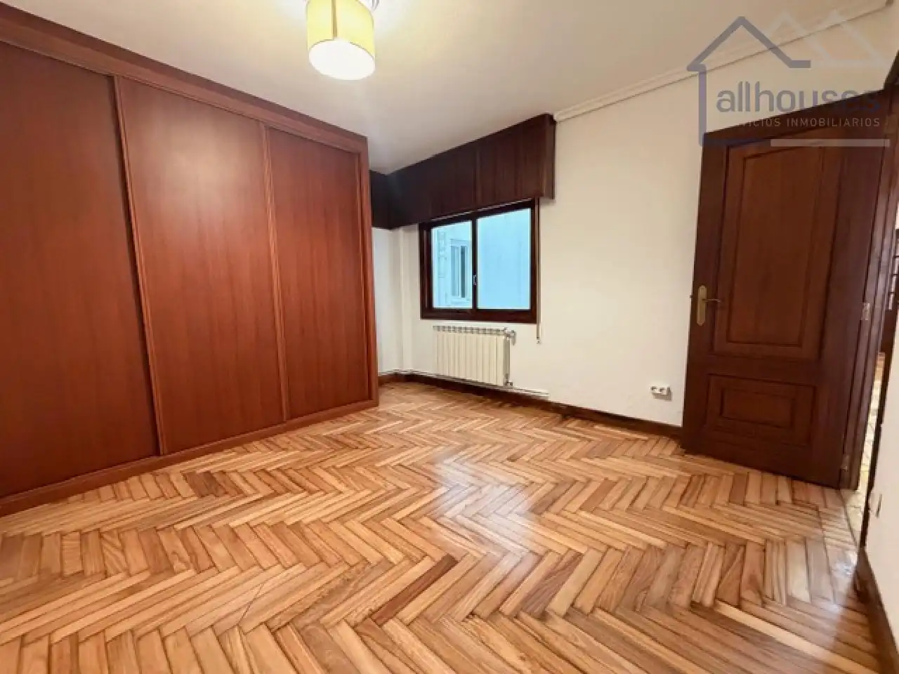 Habitación de Piso en venta en Vigo  con Calefacción, Parquet y Terraza