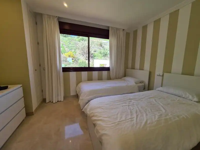 Habitación de Casa adosada de alquiler en Benahavís con Aire acondicionado, Calefacción y Jardín privado