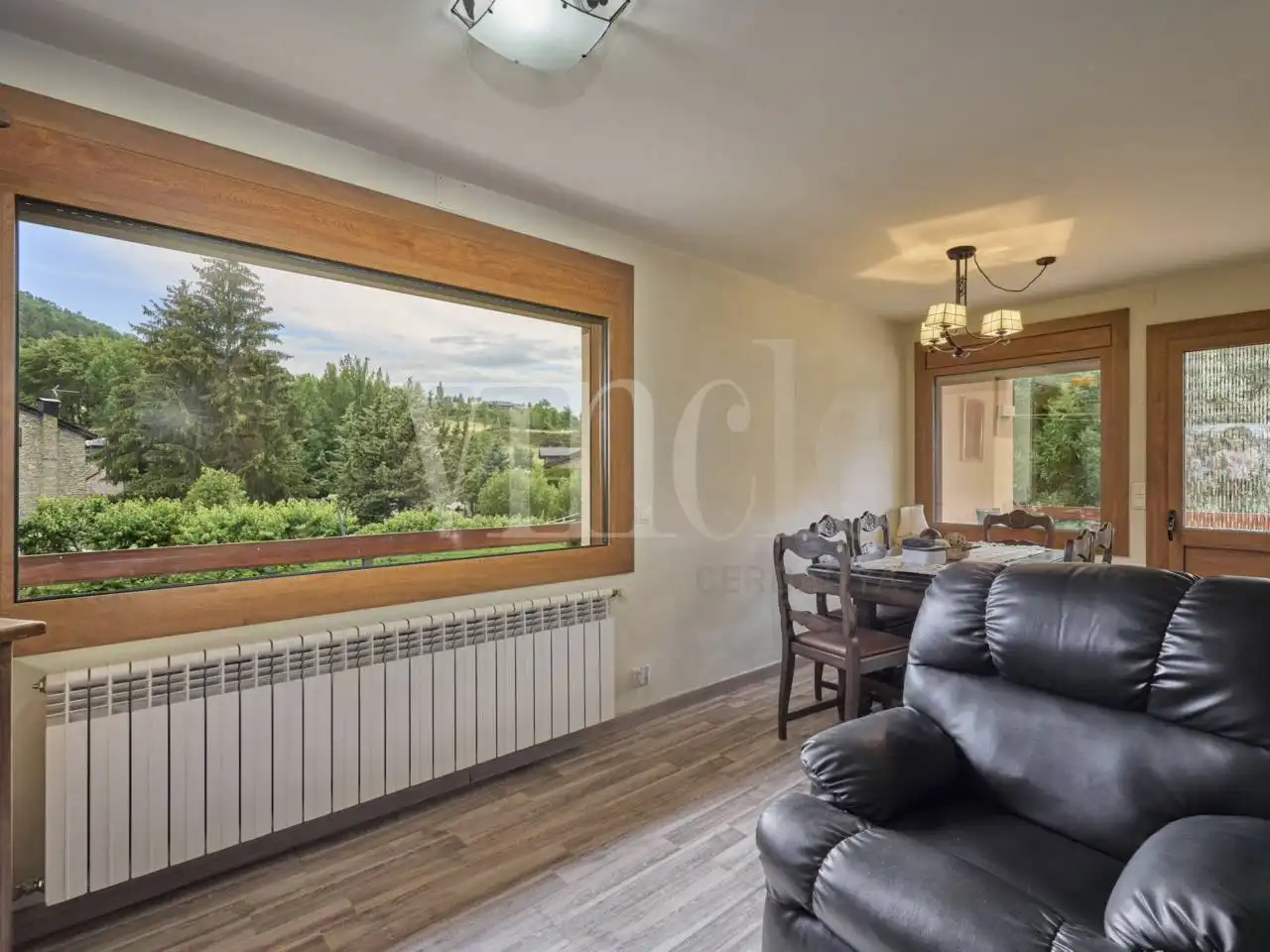 Sala d'estar de Casa o xalet en venda en Fontanals de Cerdanya amb Calefacció, Jardí privat i Parquet
