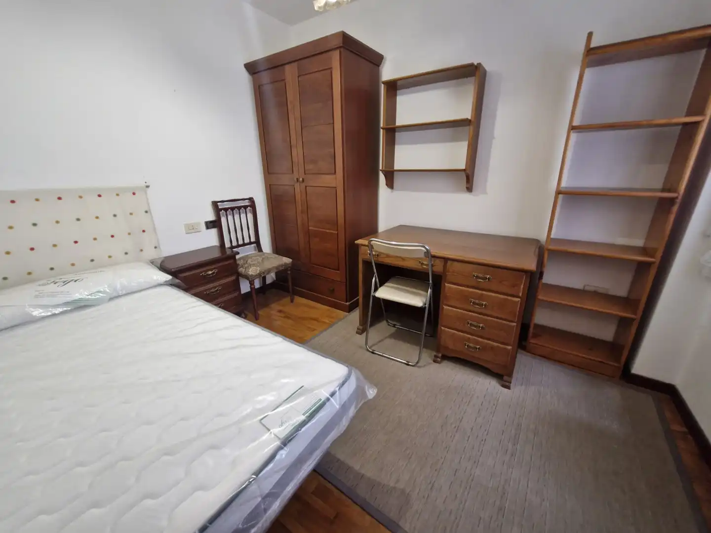 Dormitori de Pis de lloguer en Ourense Capital  amb Calefacció, Parquet i Moblat