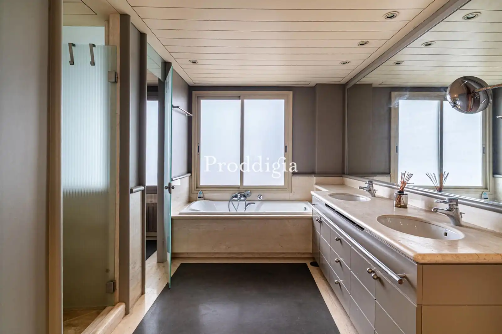 Bathroom of Flat for rent in Barcelona  with Air Conditioner, Heating and Terrace