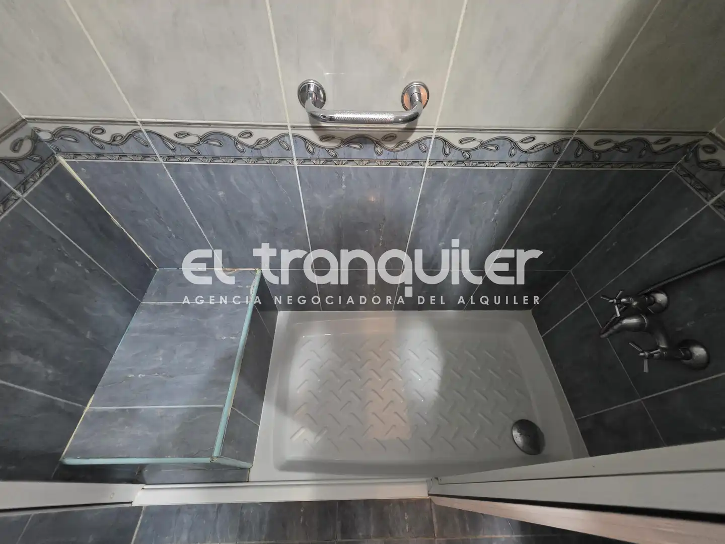 Bathroom of Flat for rent in Madrid  with Parquet flooring, Terrace and Furnished