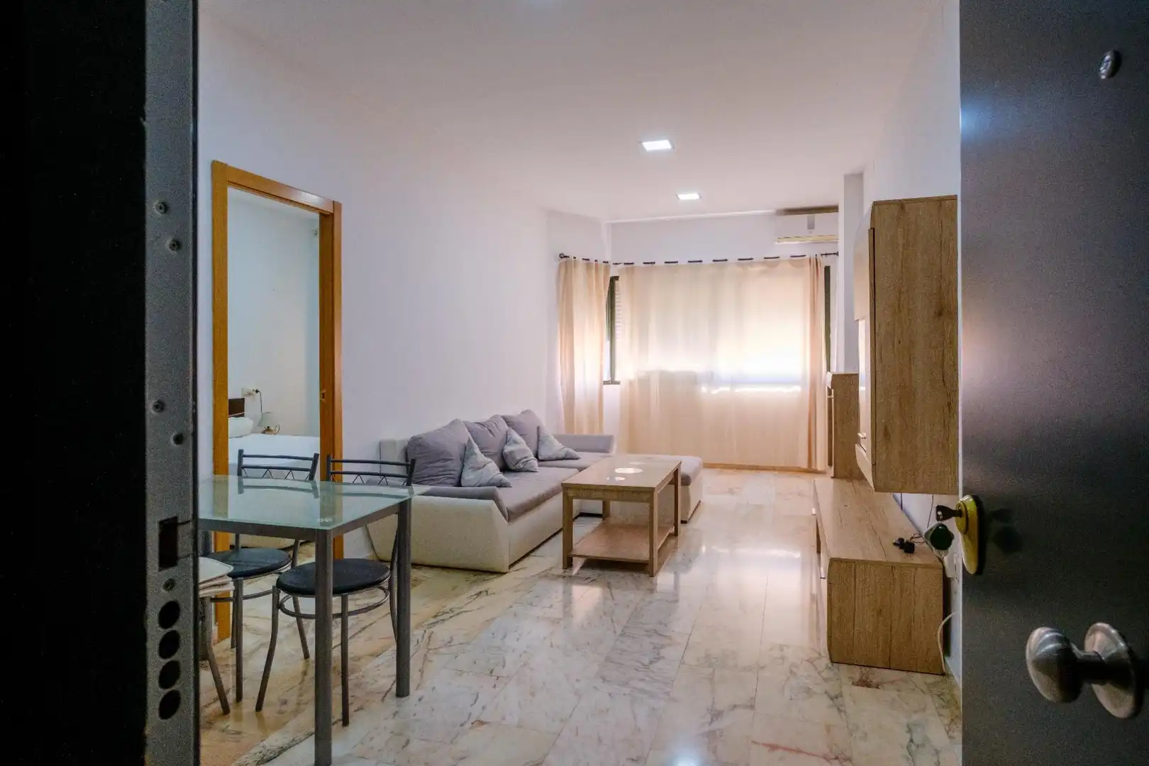 Sala d'estar de Apartament de lloguer en Sevilla amb Aire condicionat, Jardí privat i Moblat