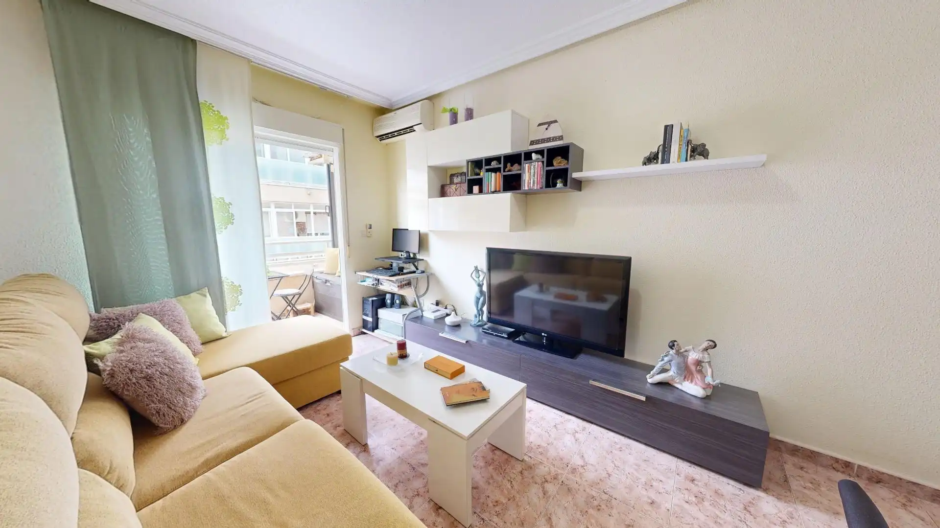 Sala d'estar de Apartament en venda en Torrevieja amb Aire condicionat, Calefacció i Moblat