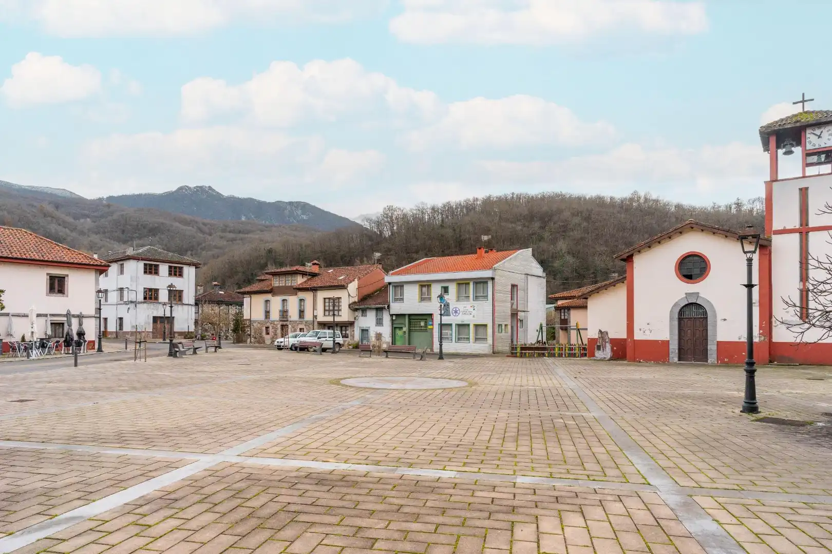 Vista exterior de Casa o xalet en venda en Sobrescobio amb Jardí privat