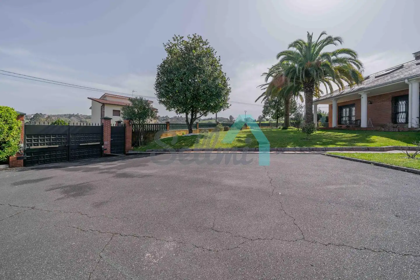 Vista exterior de Casa o xalet en venda en Oviedo  amb Calefacció, Jardí privat i Parquet
