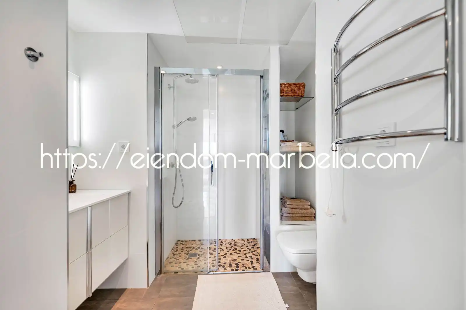 Bathroom of Apartments for sale in Marbella  with Air Conditioner, Terrace and Furnished
