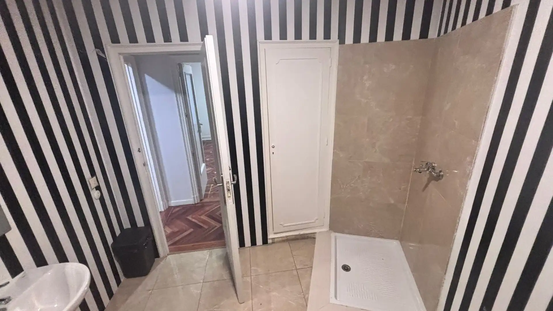 Baño de Oficina de alquiler en Madrid con Aire acondicionado, Calefacción y Terraza
