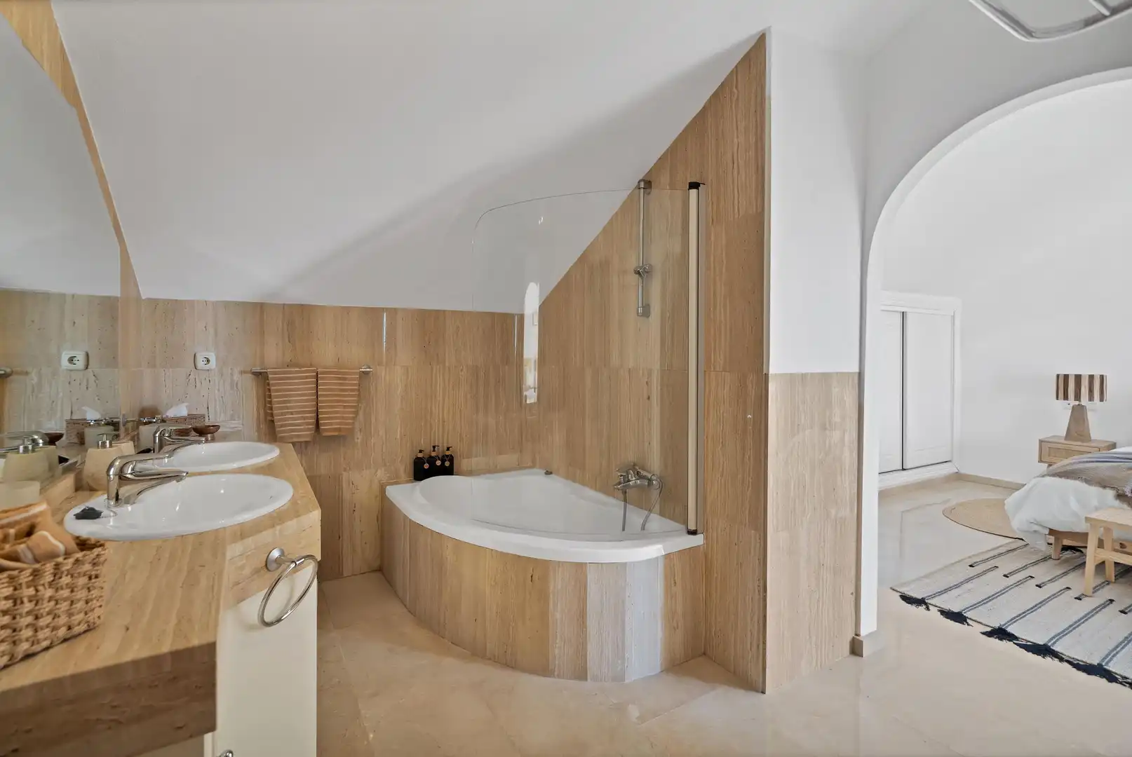 Bany de Apartament de lloguer en Marbella amb Jardí privat, Terrassa i Moblat