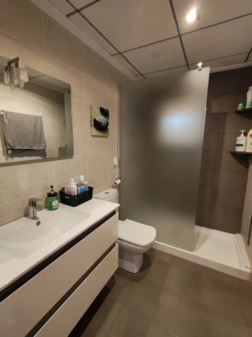 Badezimmer von Einfamilien-Reihenhaus zum Verkauf in Elche / Elx mit Klimaanlage, Privatgarten und Terrasse