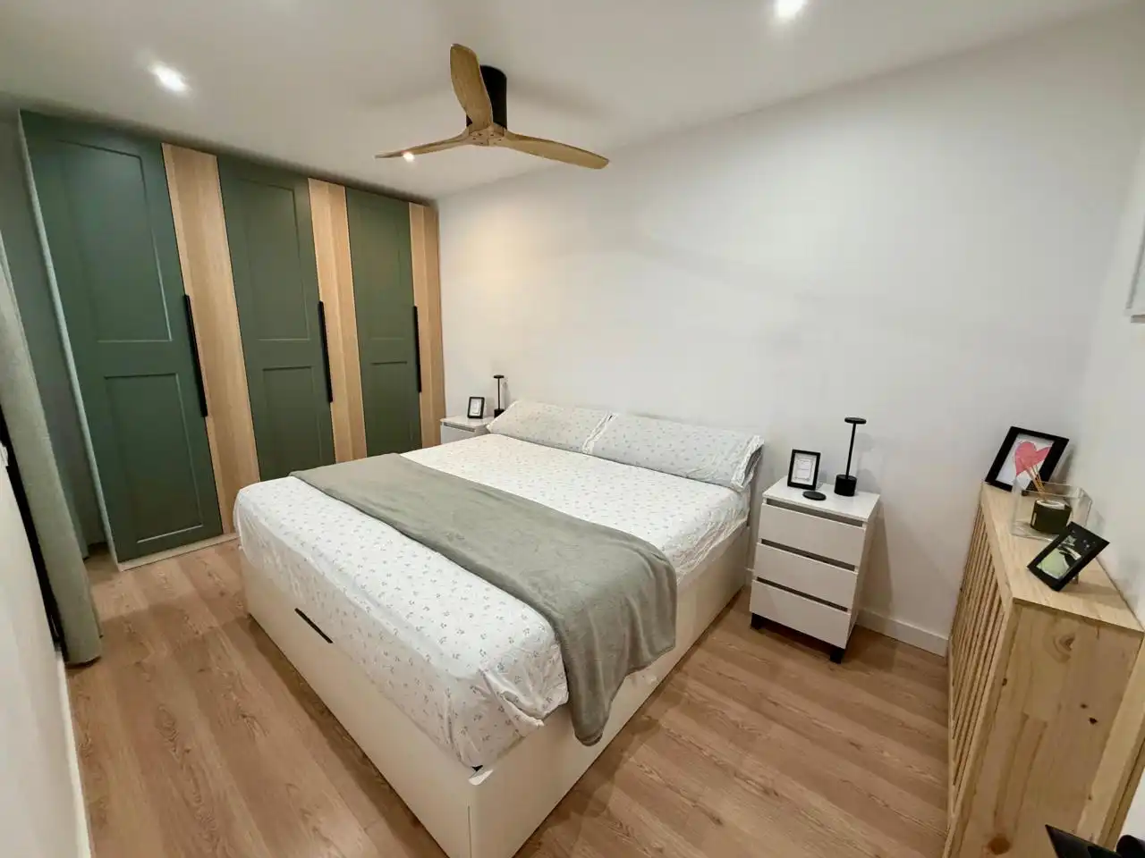 Bedroom of Attic for sale in Barcelona  with Air Conditioner, Heating and Parquet flooring
