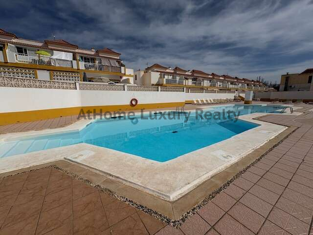 Vista exterior de Casa adosada en venda en Antigua amb Terrassa i Piscina comunitària