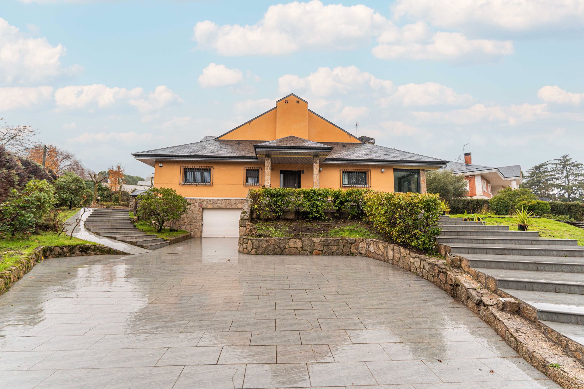 Exterior view of House or chalet for sale in Villaviciosa de Odón  with Air Conditioner, Heating and Private garden