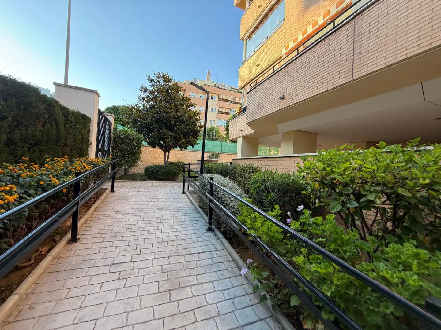 Vista exterior de Planta baja en venta en Torremolinos con Aire acondicionado, Calefacción y Jardín privado