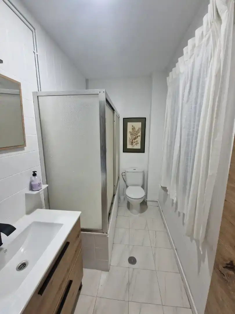 Bathroom of Flat for rent in Valdepeñas  with Air Conditioner, Furnished and Oven