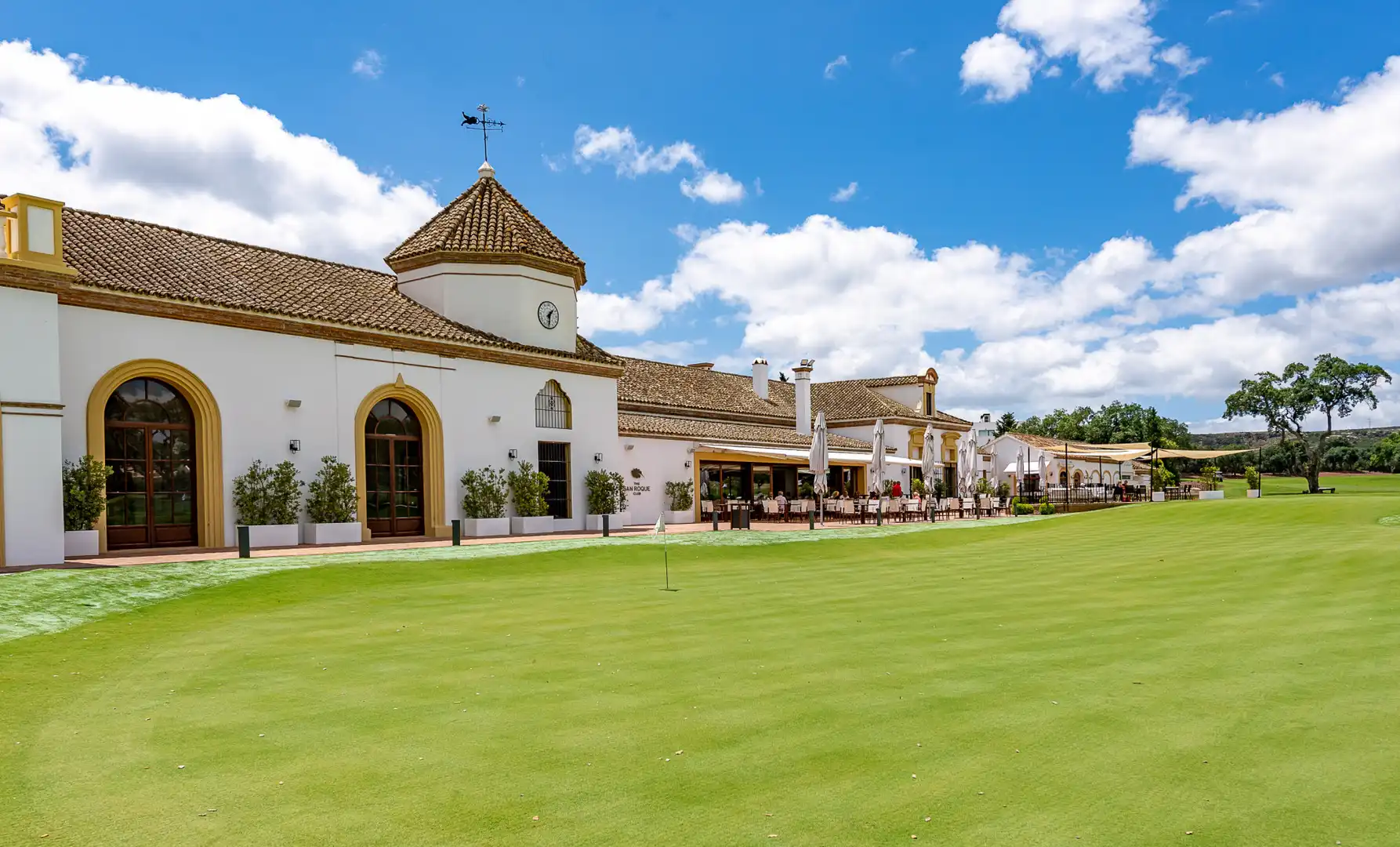 Außenansicht von Erdgeschoss zum Verkauf in Sotogrande mit Klimaanlage, Privatgarten und Terrasse