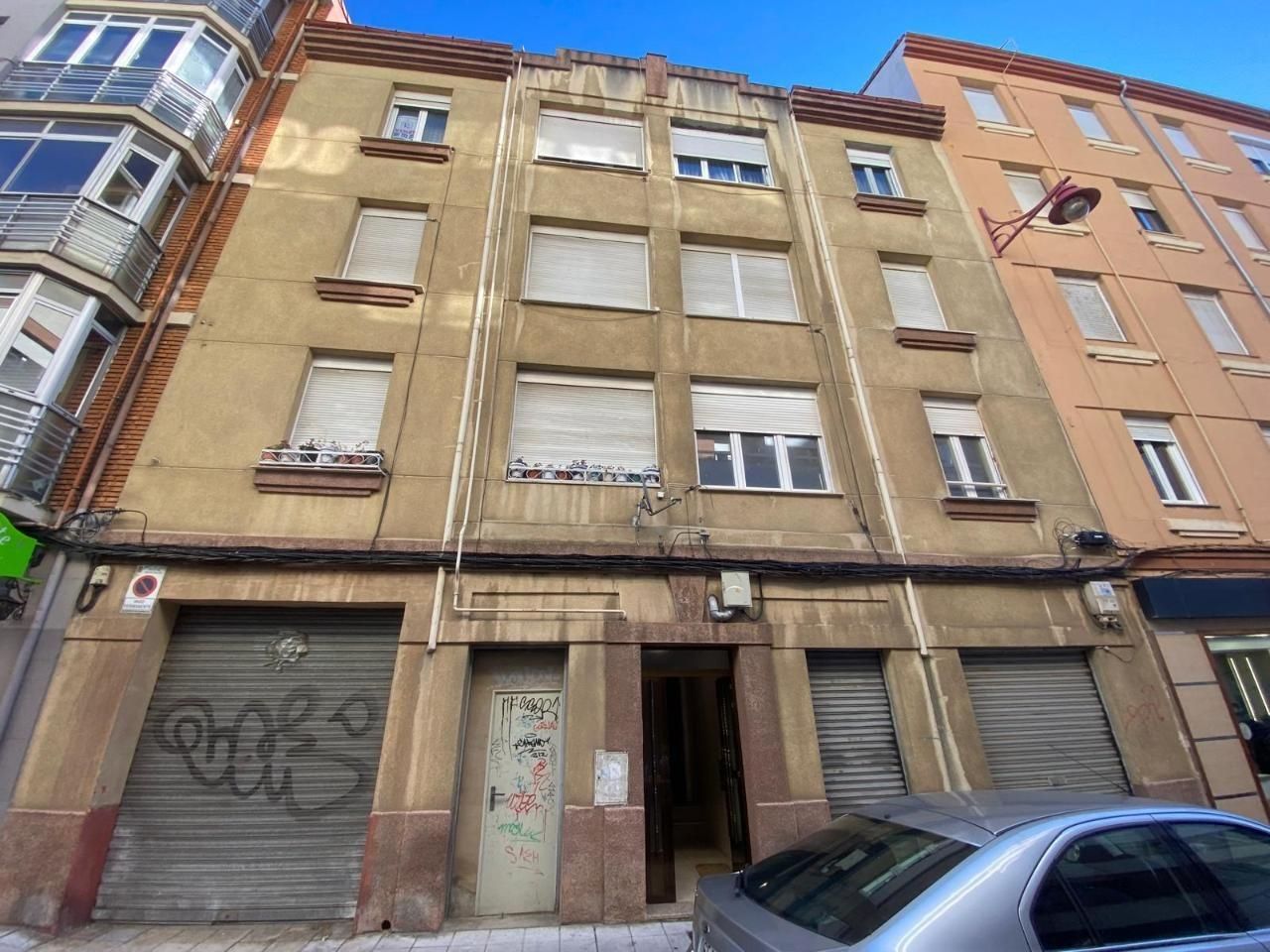 Vista exterior de Piso en venta en León Capital  con Calefacción, Terraza y Balcón